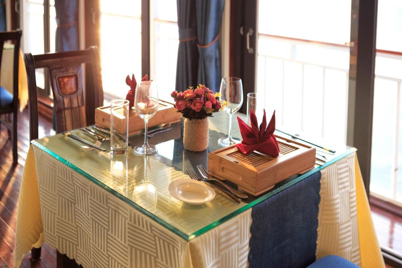 Charm Boutique Cruise Hotel Ha Long Bagian luar foto