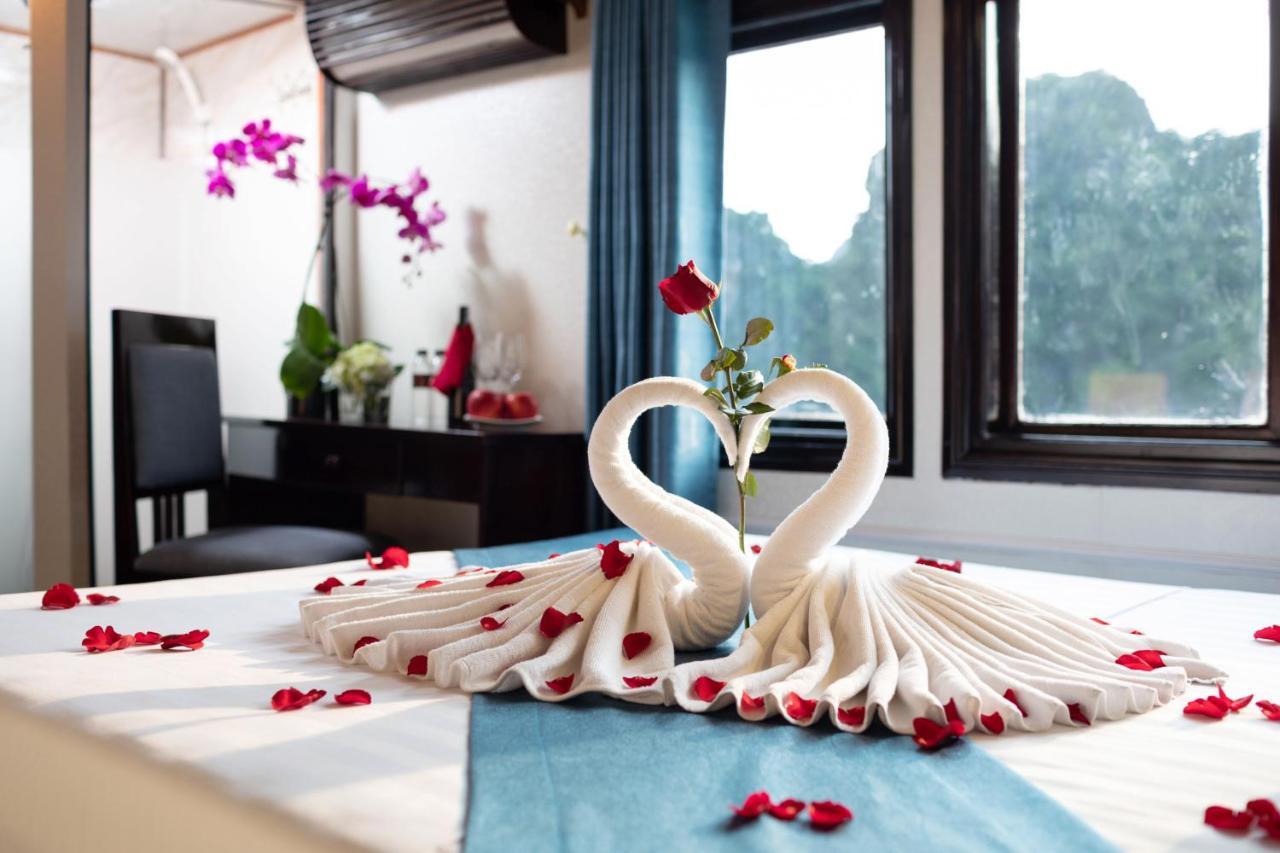 Charm Boutique Cruise Hotel Ha Long Bagian luar foto